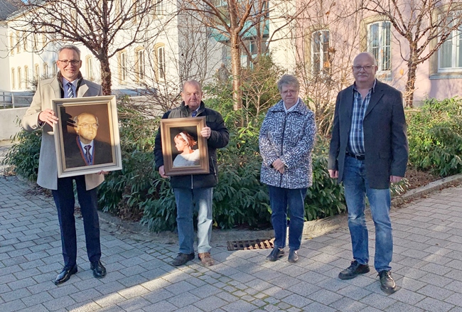 Moritz Hegy 11 21 Übergabe Bilder an Stadt Selb