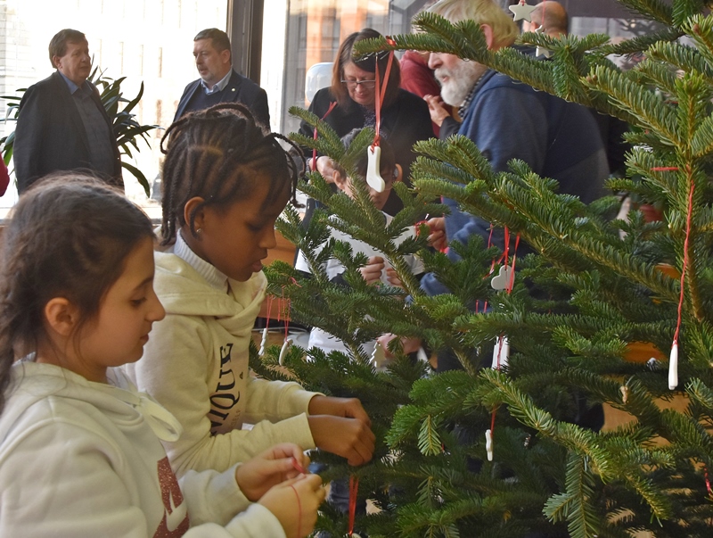 2023 12 01 Weihnachtsbaum in Cz Botschaft zu Berlin 77 002