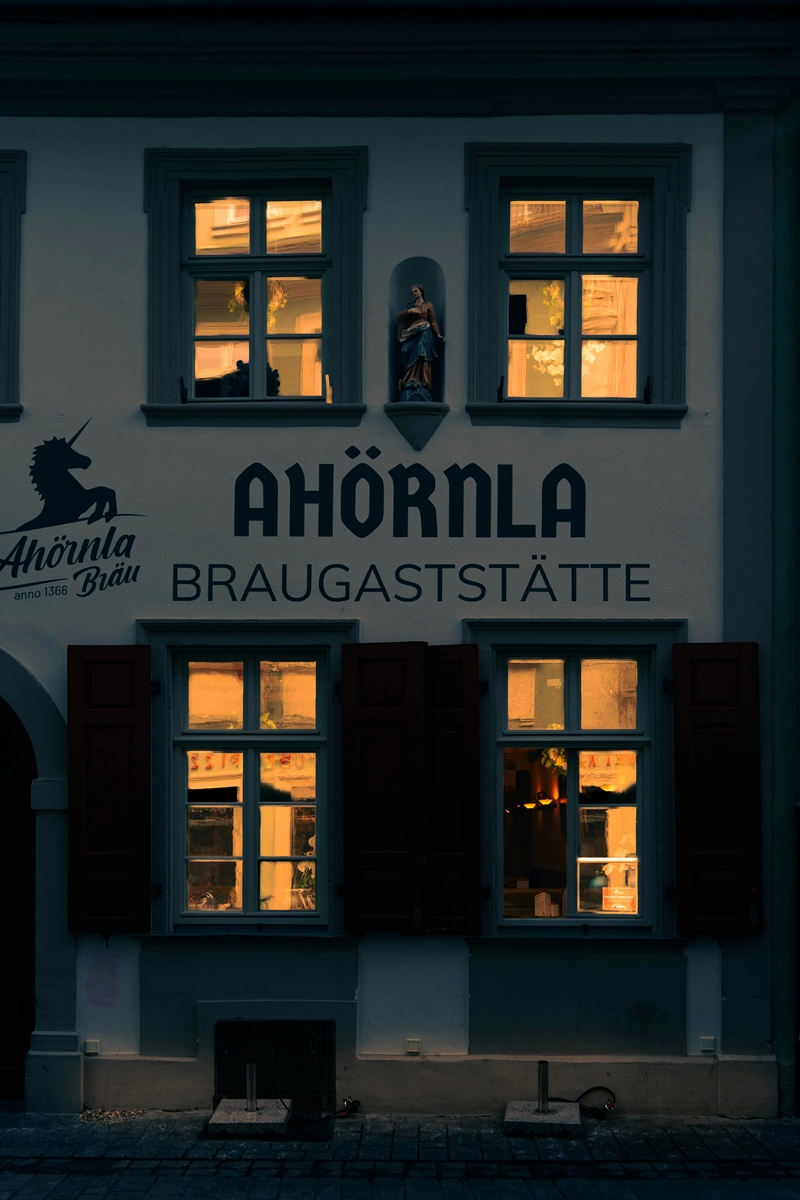 Entdecken Sie Hochfranken als Zentrum des Handwerks, von traditioneller Bierbraukunst bis hin zu feinstem Porzellan und vielfältigen Handwerksberufen.
